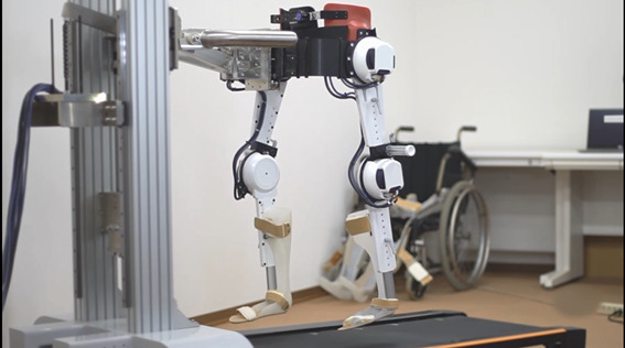 対麻痺患者を対象とした歩行訓練ロボット